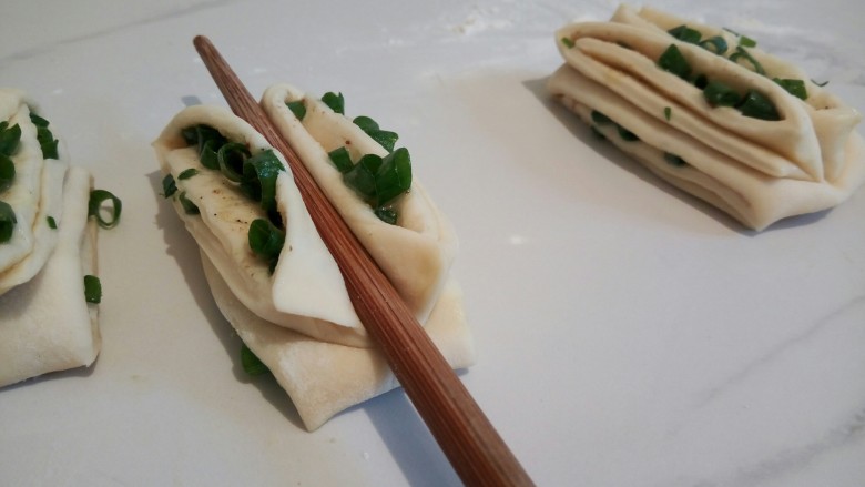 #咸味#快速发酵的花卷,将两个剂子叠在一起，用筷子在中间按压一下，然后松弛10分钟