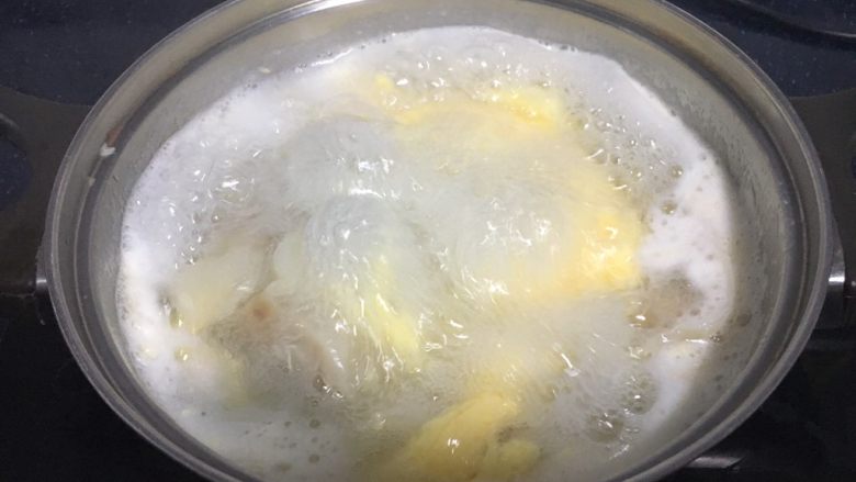 #咸味#  地方特色海鲜汤小云吞 ,鸡蛋液形成鸡蛋花后关火。