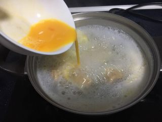 #咸味#  地方特色海鲜汤小云吞 ,沿着锅边转圈圈倒入鸡蛋液