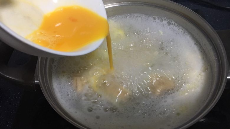 #咸味#  地方特色海鲜汤小云吞 ,沿着锅边转圈圈倒入鸡蛋液