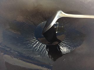 板栗炖排骨,锅内放油烧热