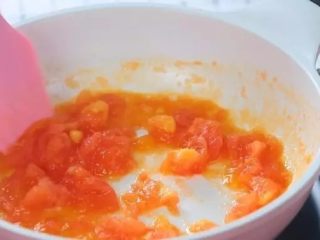 胡萝卜莲藕排骨面线 宝宝辅食西兰花+番茄,倒入番茄翻炒，一边炒一边按压，直到炒出番茄成了番茄泥。这么做，番茄的汁都融入汤里面，使汤即使不加任何调味，也会很好吃。基本看不见大颗粒番茄。
