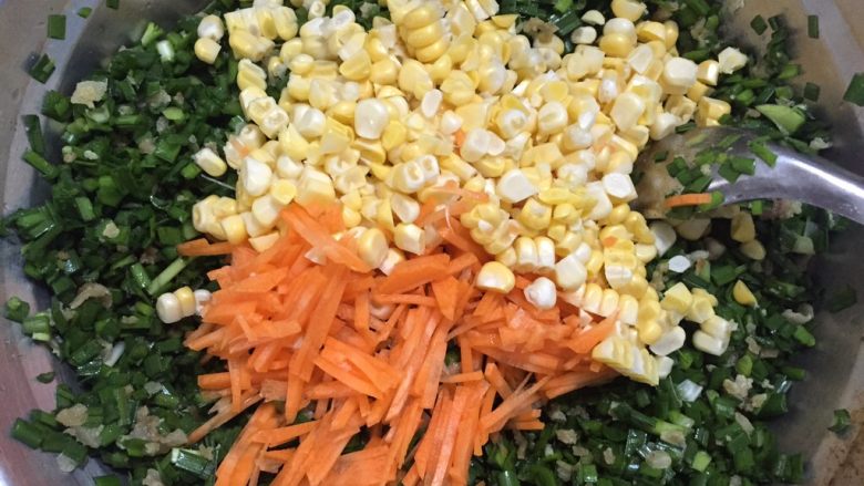 黄金煎饺,把玉米粒和胡萝卜丝倒入韭菜