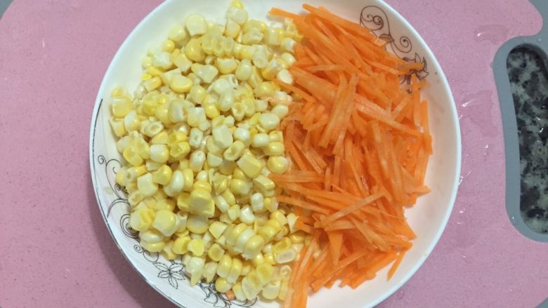 黄金煎饺,玉米和胡萝卜切丝待用