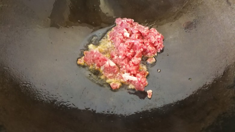 #咸味#肉沫豆角,将猪肉末放入锅中，翻炒成粒粒分明。