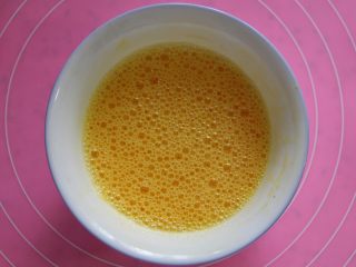 桃酥,将鸡蛋打入碗中，搅拌均匀，大部分用来和面，留少部分用来刷蛋液。