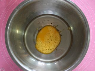 桃酥,将25g鸡蛋液倒入猪油中，并搅拌均匀，备用。