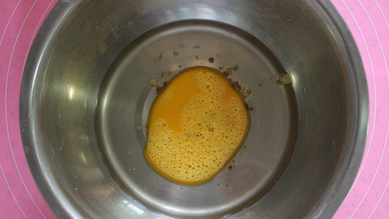 桃酥,将25g鸡蛋液倒入猪油中，并搅拌均匀，备用。