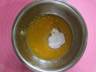 桃酥,将40g糖粉倒入盆中，并搅拌均匀，备用。