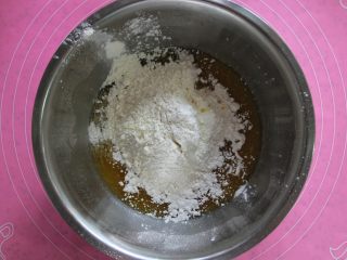 桃酥,将2g苏打粉，2g泡打粉，250g低筋面粉一起倒入盆中，进行搅拌，直至无干粉为止。