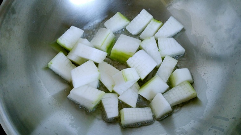 梅汁冬瓜,待油温七八分热时，放入切好的冬瓜块儿。
