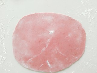 #甜味#粉红贝壳小馍馍,然后取出一部分面团，加入适量红曲米粉，揉匀，擀成如图的大面片。
