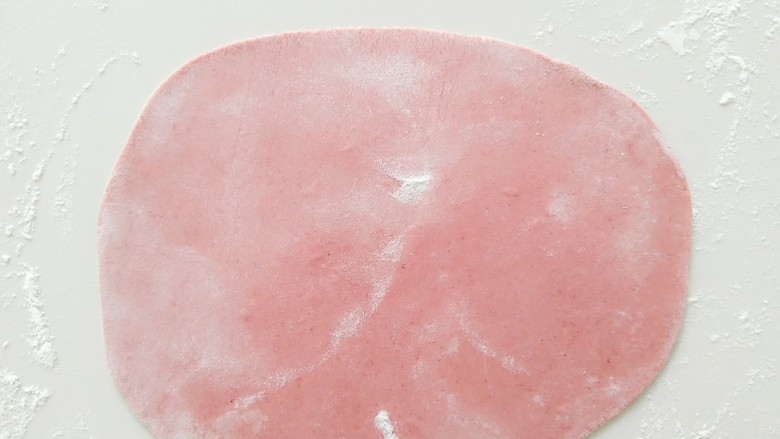 #甜味#粉红贝壳小馍馍,然后取出一部分面团，加入适量红曲米粉，揉匀，擀成如图的大面片。