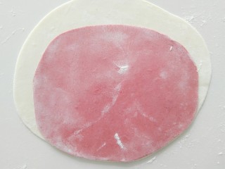 #甜味#粉红贝壳小馍馍,然后，红白两面片，放在一起。