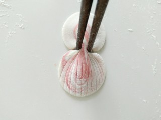 #甜味#粉红贝壳小馍馍,用筷子在中间处捏起来。