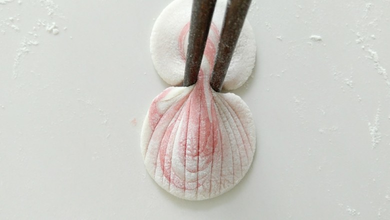 #甜味#粉红贝壳小馍馍,用筷子在中间处捏起来。