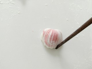 #甜味#粉红贝壳小馍馍,然后用筷子，稍微整理下，贝壳的锯齿边沿。