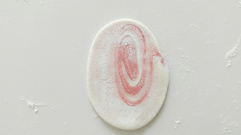 #甜味#粉红贝壳小馍馍,用擀面杖，擀成大约厚0.7厘米的薄片。