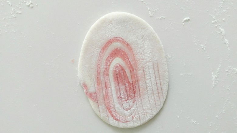 #甜味#粉红贝壳小馍馍,然后用刀在颜色最丰富的一处，切出刀印。