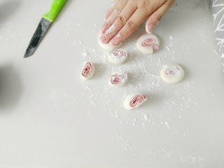 #甜味#粉红贝壳小馍馍,每一个小剂子，粘些面粉，都摁平。