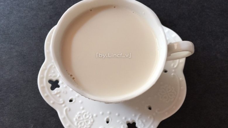 秋冬暖意下午茶－红枣奶茶,然后即可装杯食用（喜欢甜一点的可加入适量蜂蜜或白砂糖搅拌饮用）