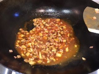 芝士焗意面,香菇火腿下锅 倒入番茄酱