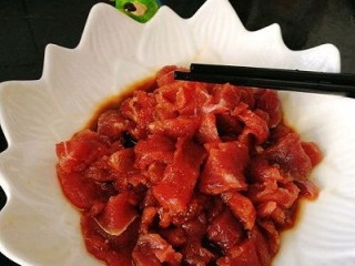 #咸味#三椒炒牛肉,腌制，加入料酒，生抽腌制15~20分钟