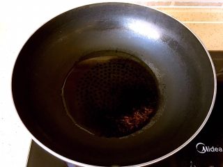 油淋秋葵,热锅凉油，把油加热到七成时关火