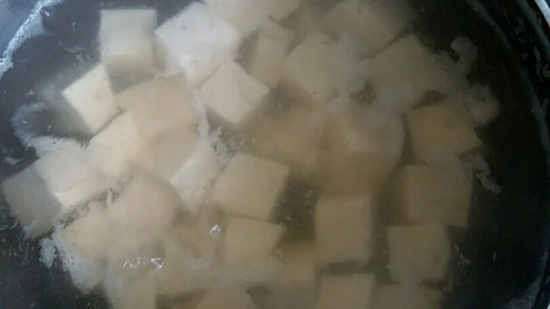 吃豆腐+川香麻婆豆腐,汤锅倒入600ml清水，加入盐、<a style='color:red;display:inline-block;' href='/shicai/ 744'>五香粉</a>（少许），放入豆腐中火1.5分钟左右。