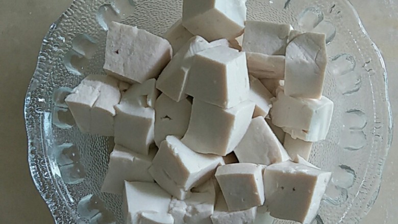 吃豆腐+川香麻婆豆腐,豆腐切成1.5厘米左右见方的小块。