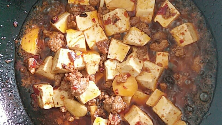 吃豆腐+川香麻婆豆腐,倒入水淀粉，大火收汁后，改小火加入味精起锅盛盘。