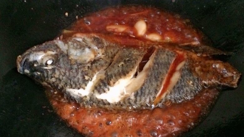 酸甜开胃的糖醋鱼,鱼下去煮2分钟入味即可。
