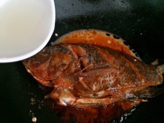 酸甜开胃的糖醋鱼,淀粉水倒入锅中勾芡，煮沸。
