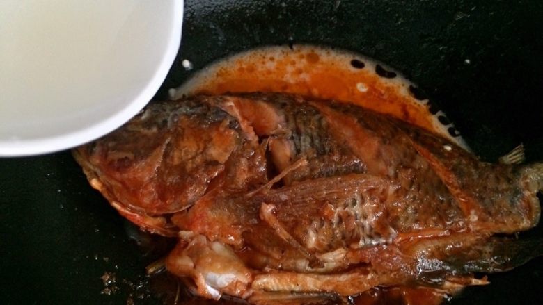 酸甜开胃的糖醋鱼,淀粉水倒入锅中勾芡，煮沸。