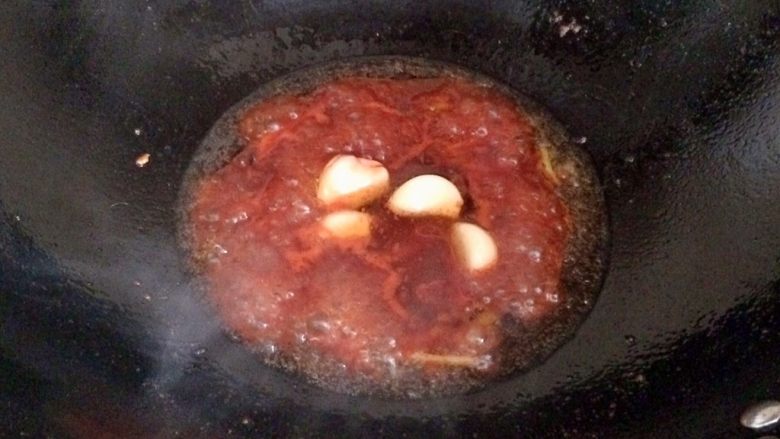 酸甜开胃的糖醋鱼,番茄酱汁煮开。