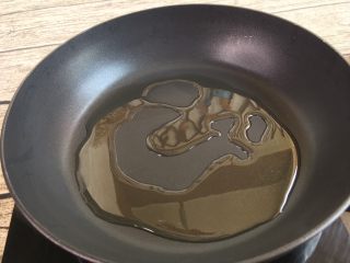 三汁焖锅,锅里放油烧热