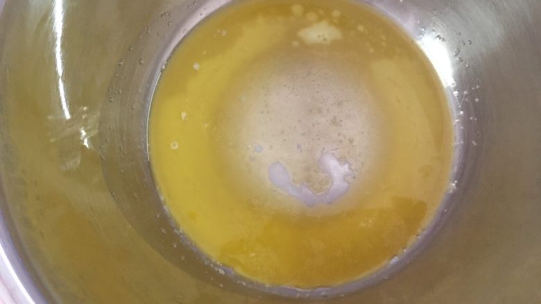 咖啡硬脆饼干,隔水加热，使黄油融化成液体