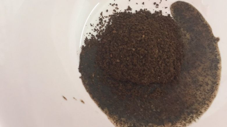 咖啡硬脆饼干,用一个大一点的碗，能放进整个面团的就行了。把咖啡粉倒进去、加入热水