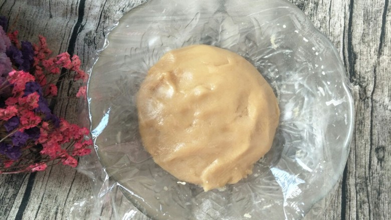 广式莲蓉蛋黄馅月饼,盖上保鲜膜静置三个小时以上