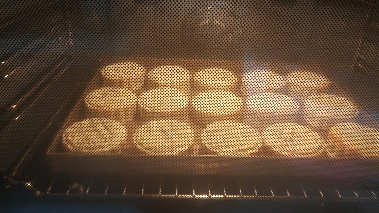 广式月饼,烤箱上下火200度预热10分钟，月饼表面喷一下雾，放进烤箱烤8至10分钟定型取出凉凉。