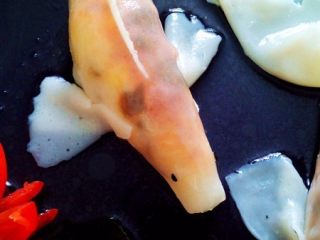 锦鲤寿司,取一小边放到鱼背上，做鱼鳍，尾巴剪V形刀，可淋上剩余的寿司醋即可。