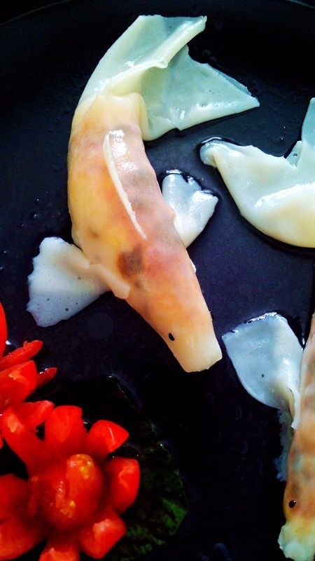 锦鲤寿司,取一小边放到鱼背上，做鱼鳍，尾巴剪V形刀，可淋上剩余的寿司醋即可。