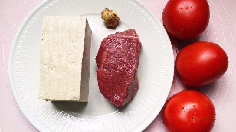 吃豆腐—番茄牛肉炖豆腐,准备材料如图。