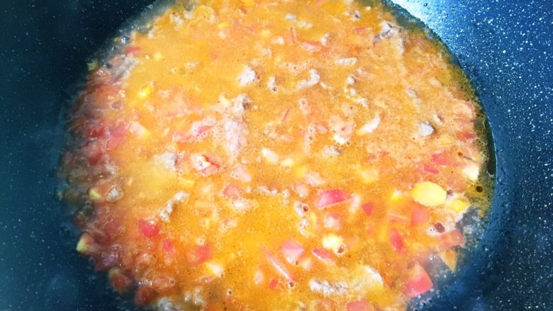 吃豆腐—番茄牛肉炖豆腐,再加入两倍菜分量清水煮开后开小火炖煮。
