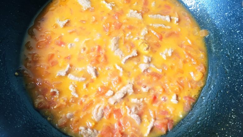吃豆腐—番茄牛肉炖豆腐,锅里的番茄牛肉汤煮至汤汁浓稠时加入适量盐。