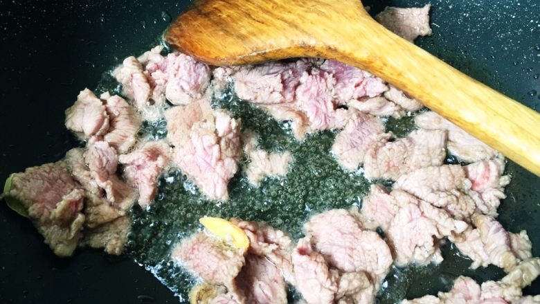 吃豆腐—番茄牛肉炖豆腐,放入牛肉大火快速翻炒。