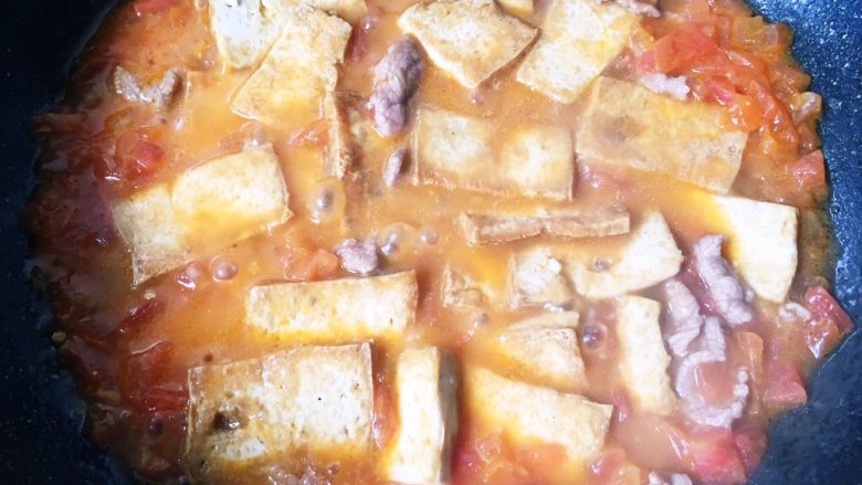 吃豆腐—番茄牛肉炖豆腐,再放入豆腐，让其淹在汤中继续小火煮5分钟左右