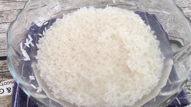 腊肠煲子饭,米和水比例是1:1.5倍 泡1个小时