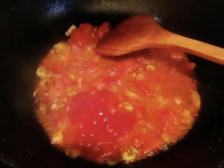 金针菇番茄汤,这时候西红柿已经很熟了可以适当加入汤。
