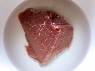 蒸牛肉杂蔬丸,新鲜牛肉洗净，在清水中浸泡一小时去血水。